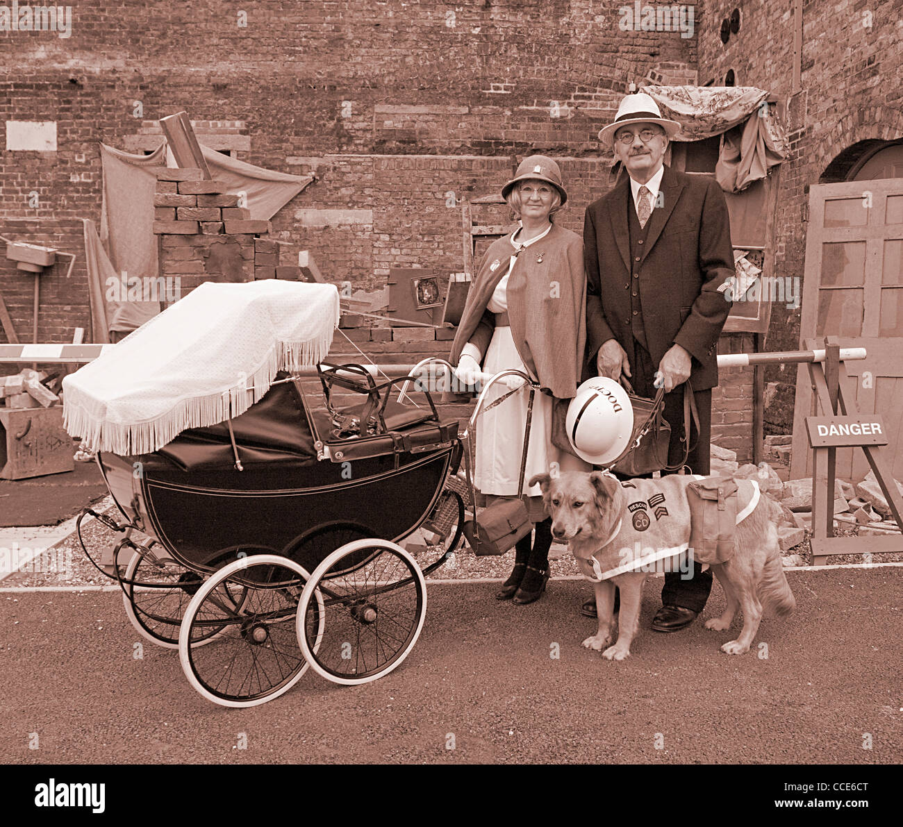 1940er Jahre Gruß an die 40er Jahre Chatham Dockyard UK. Krankenschwester mit Vintage Kinderwagen und Arzt mit Rettungshund. Sepia getönten Digital Stockfoto