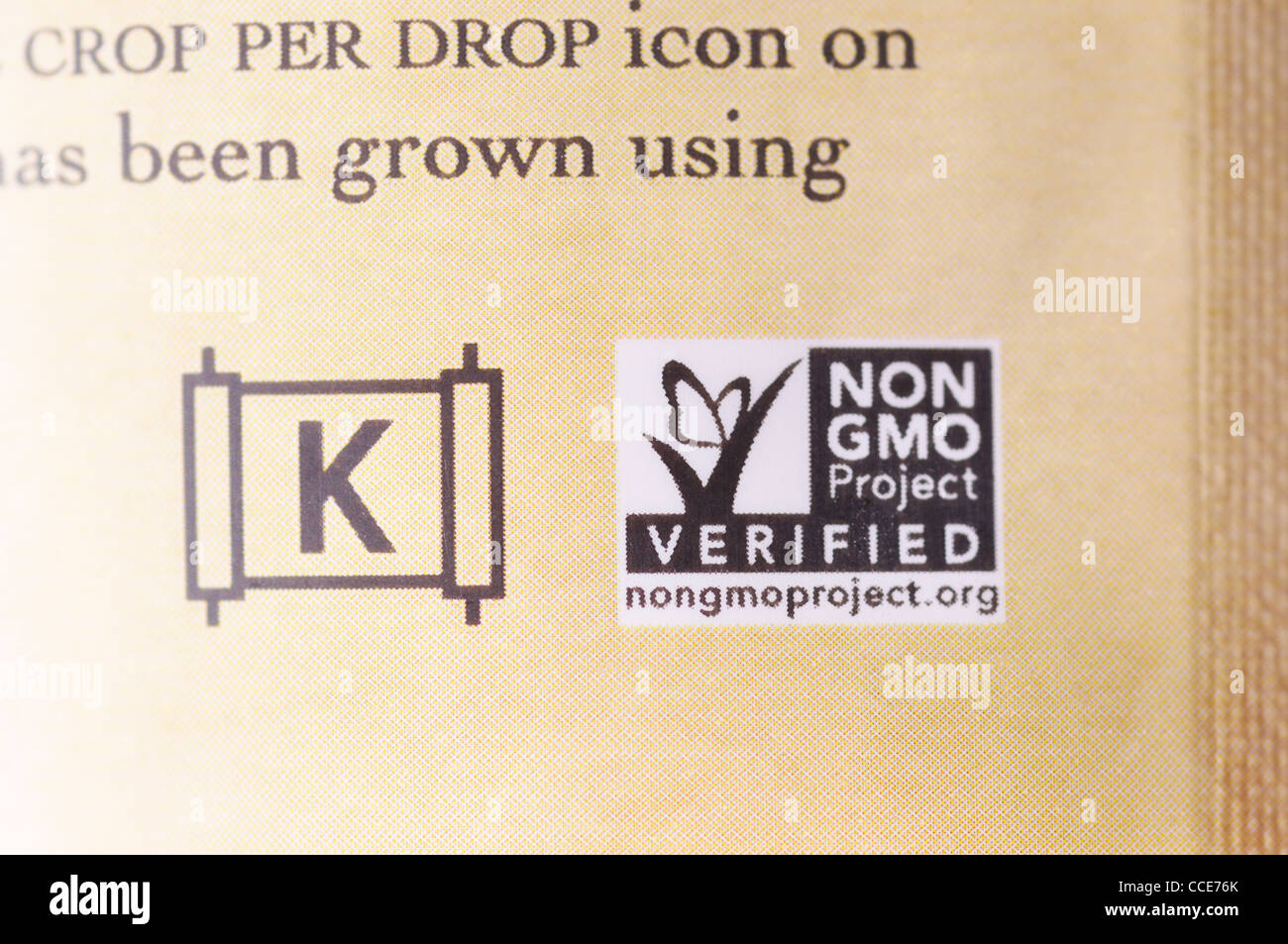 Koscher und Non-GMO Zeichen auf Lebensmittel-Paket Stockfoto