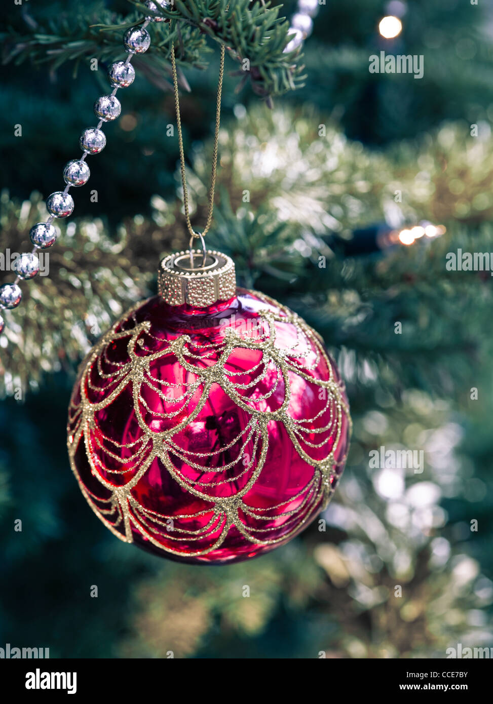 Rote glaskugeln auf dem weihnachtsbaum Fotos und Bildmaterial in