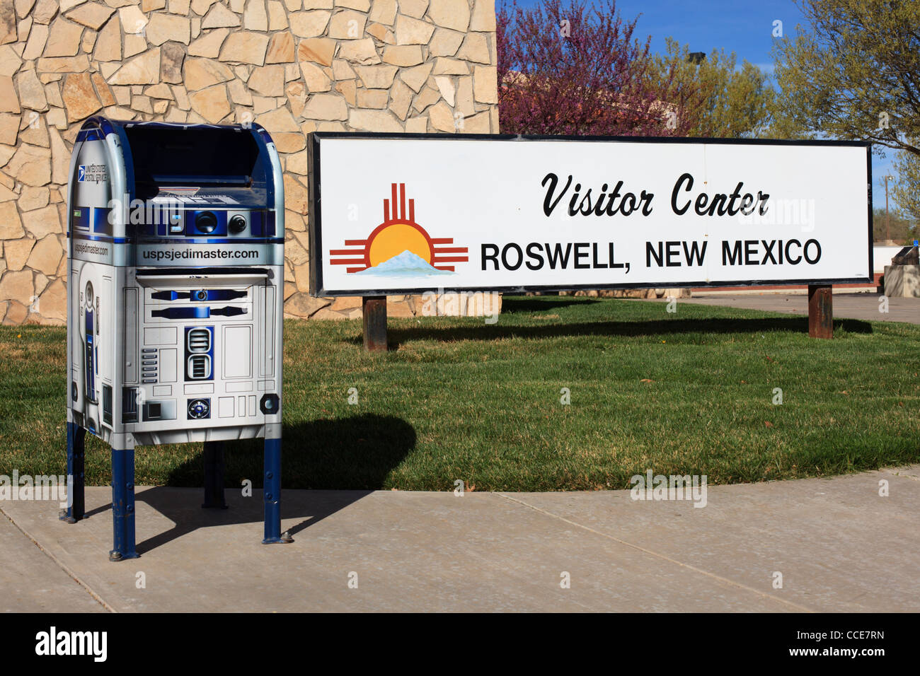 Roswell, New Mexico Visitor Center und US Postal Service Science-Fiction-Themen-Postfach. Stockfoto