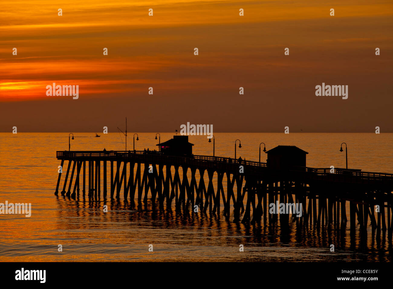 Sonnenuntergang über dem Pazifischen Ozean vor der kalifornischen Küste in San Clemente Pier. Stockfoto