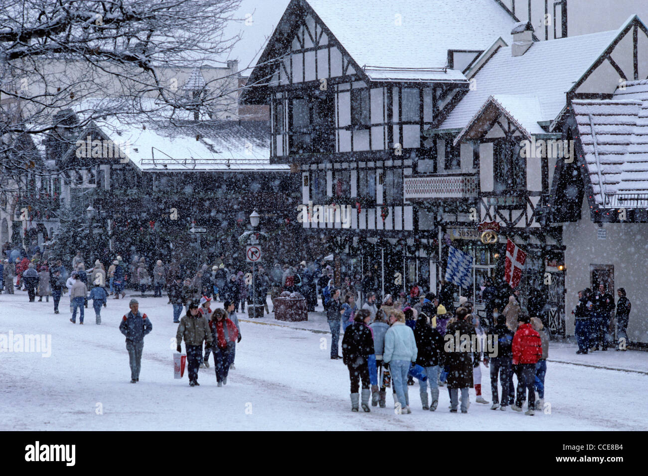 Retro-Bild des Weihnachtsfests mit Weihnachtsbeleuchtung, in dem die Menschen durch die bayerische Stadt Leavenworth Eastern Washington spazieren Stockfoto