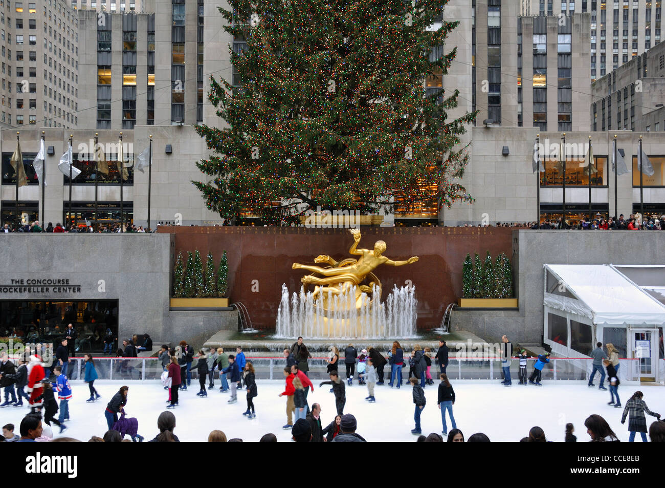 Weihnachtsbaum und Eisbahn am Rockefeller Center in New York City, USA Stockfoto