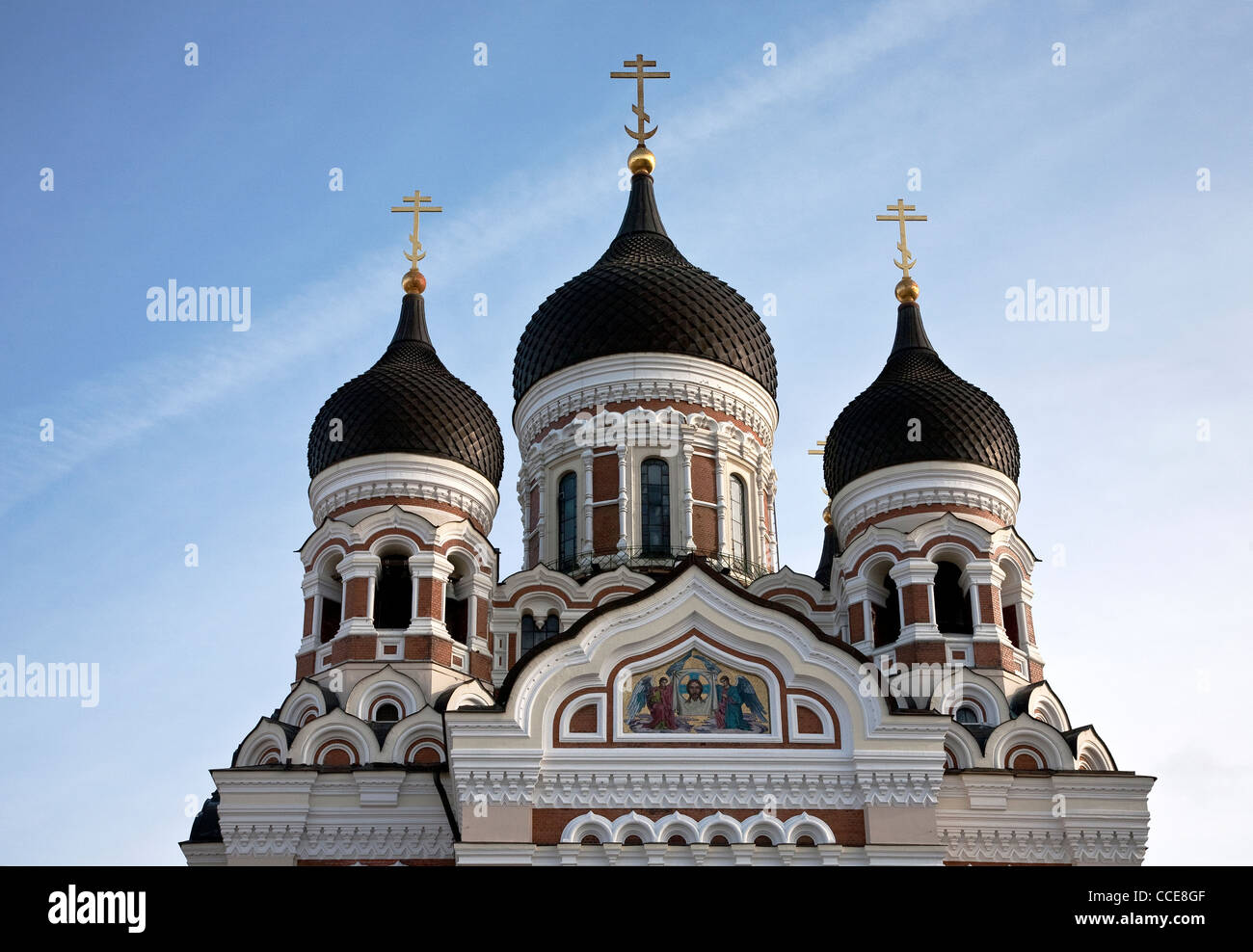 Die vergoldeten Zwiebeltürme auf Alexander Nevski Kirche in Tallinn, Estland Stockfoto