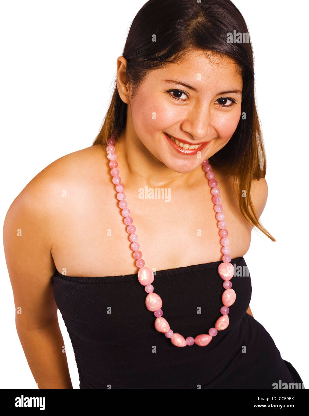 Schöne junge Dame im trägerlosen Kleid lächelnd in die Kamera Stockfoto