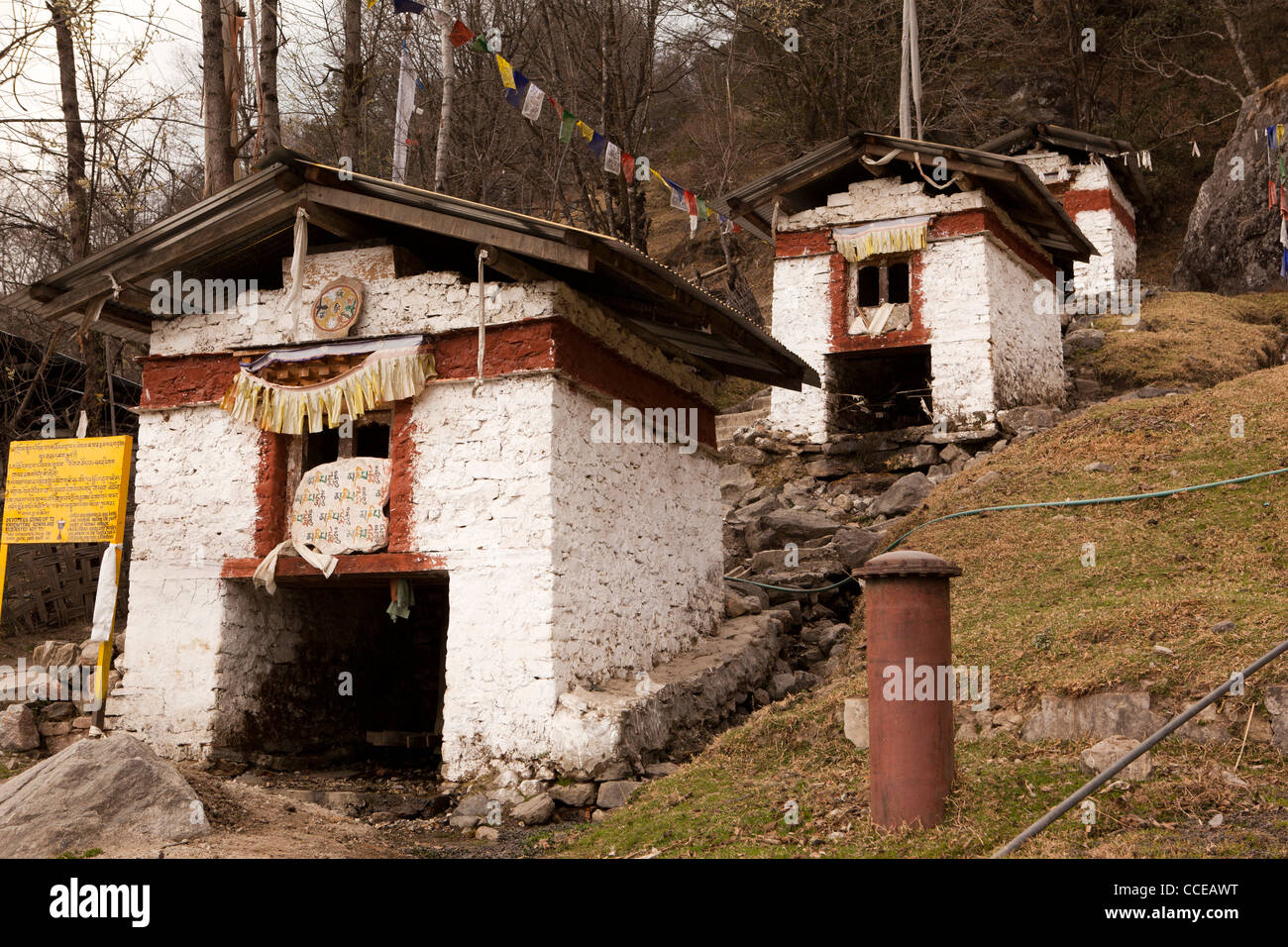 Indien, Arunachal Pradesh, Namet Dorf, Khromteng Gompa, Wasser angetriebenen Gebetsmühlen Stockfoto