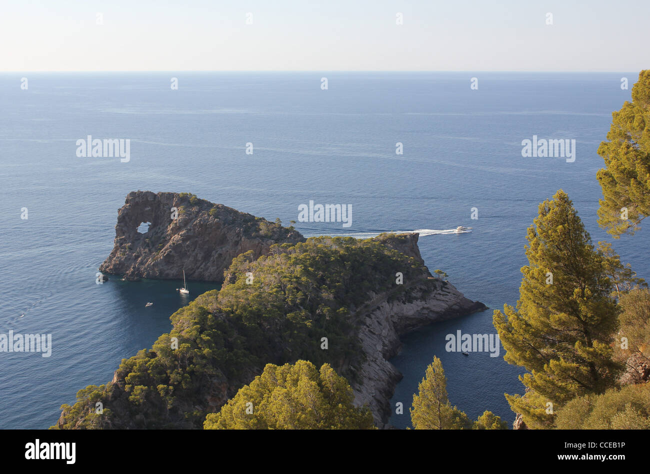 Küsten-Szene mit Yachten auf der Peninsula de Sa Foradada, in der Nähe von Deya / Deia, Westküste Mallorca / Mallorca, Balearen, Spanien Stockfoto