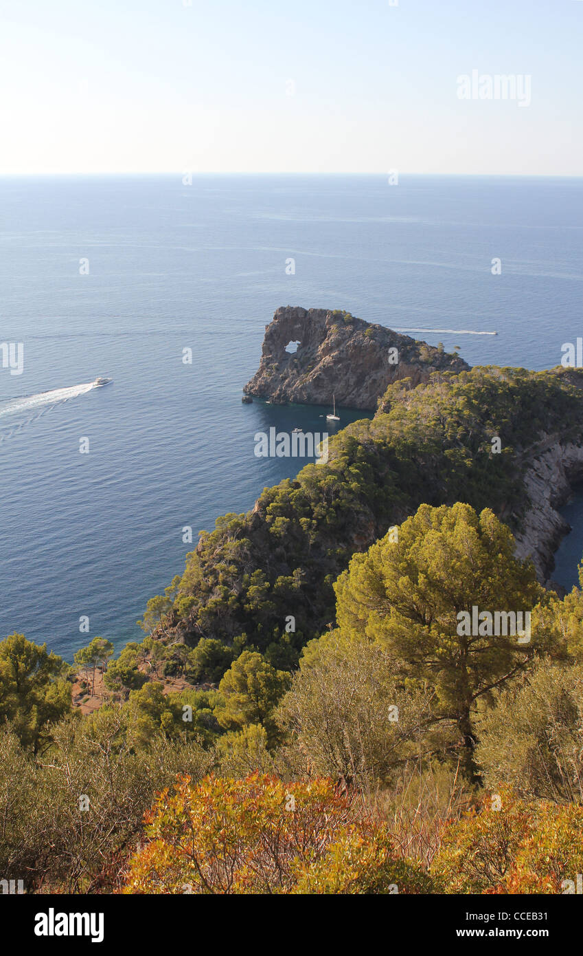 Küsten-Szene mit Yachten auf der Peninsula de Sa Foradada, in der Nähe von Deya / Deia, Westküste Mallorca / Mallorca, Balearen, Spanien Stockfoto