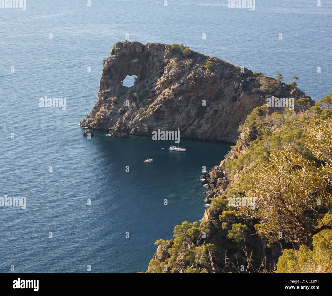 Küsten-Szene mit Yachten auf der Peninsula de Sa Foradada, in der Nähe von Deya / Deia, Westküste Mallorca / Mallorca, Balearen, Spanien Stockfoto