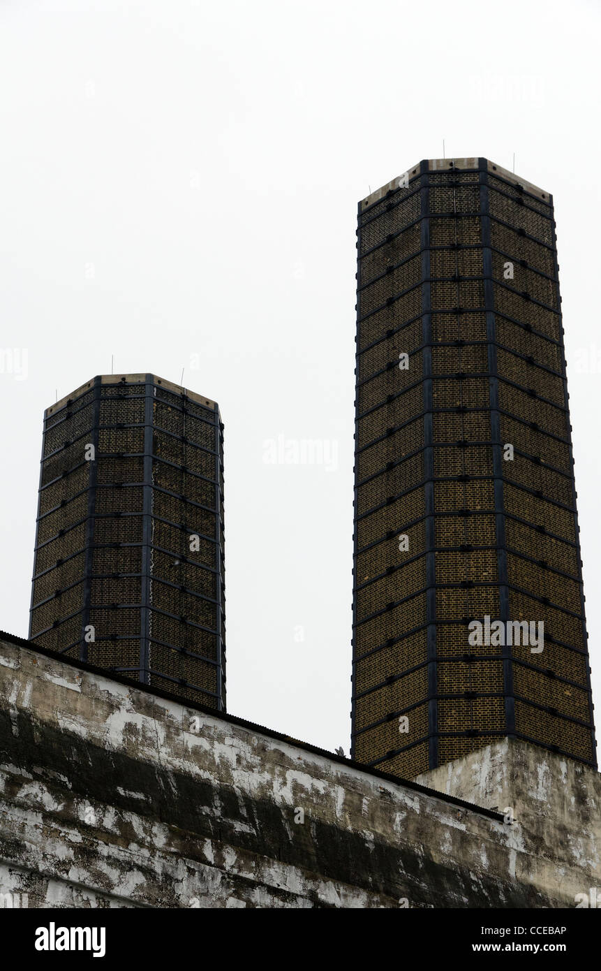 Greenwich Kraftwerk Schornsteine auf der Themsepromenade angesehen Stockfoto