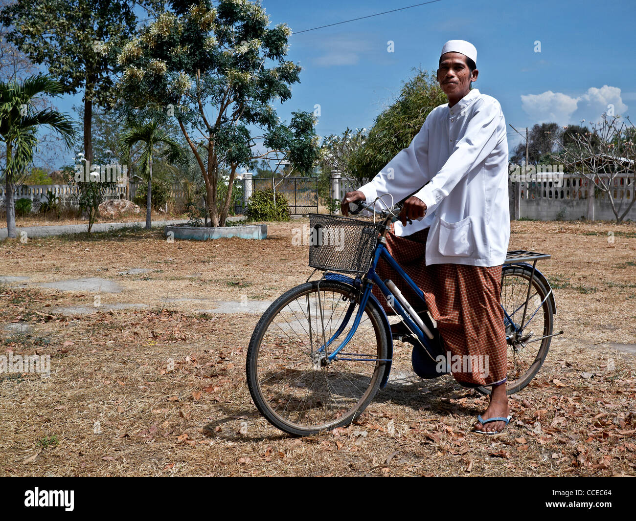 Muslimischen Mann in traditioneller Kleidung, mit dem Fahrrad Stockfoto