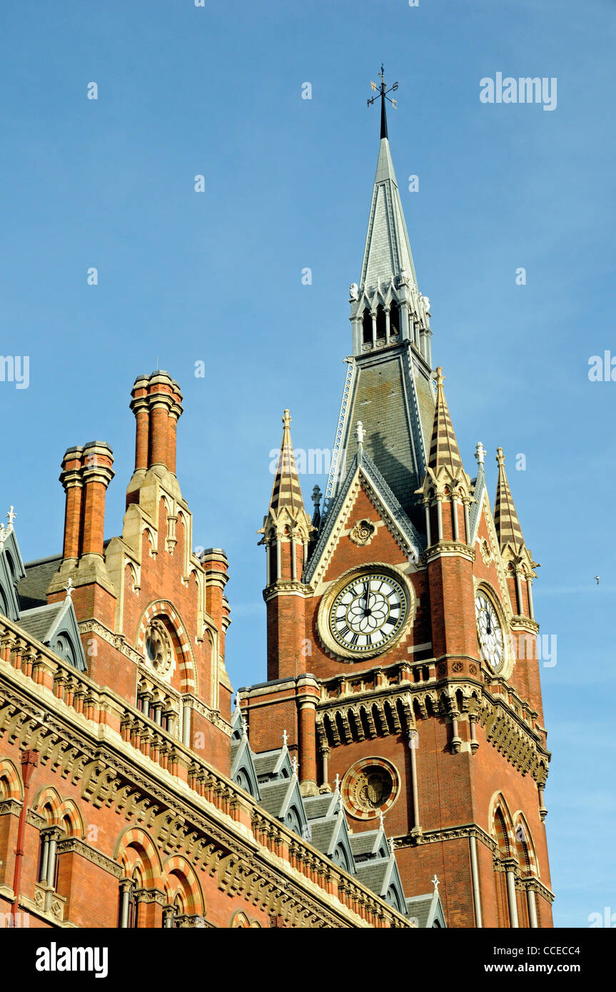 Clock Tower St Pancras Bahnhof und Hotel, King Cross, London England UK Stockfoto