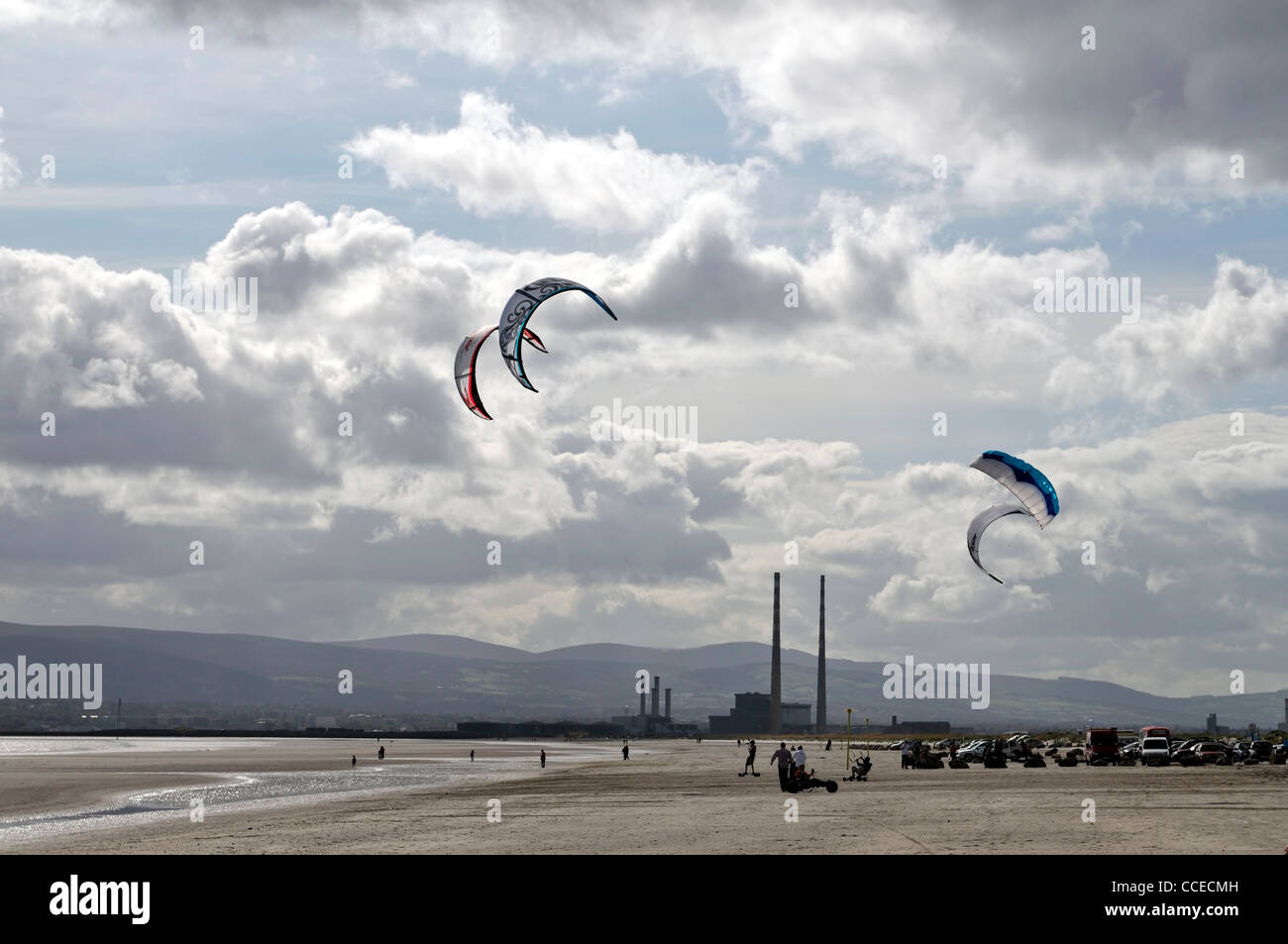 Kite-Surfer Surfen Surf Aktion aktiv Sport sportliche Dollymount Strang Dublin Irland Stockfoto