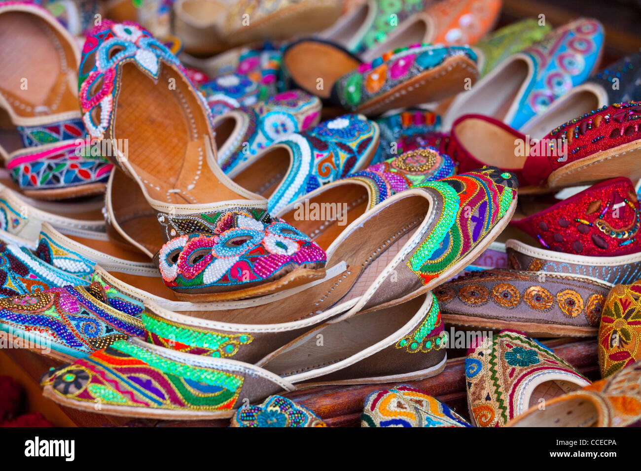 Bunte Perlen Sandalen im Souk in Dubai, Vereinigte Arabische Emirate Stockfoto
