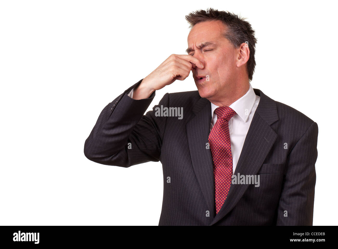 Mittleres Alter Geschäftsmann im Anzug riechen etwas schlecht hält Nase Stockfoto