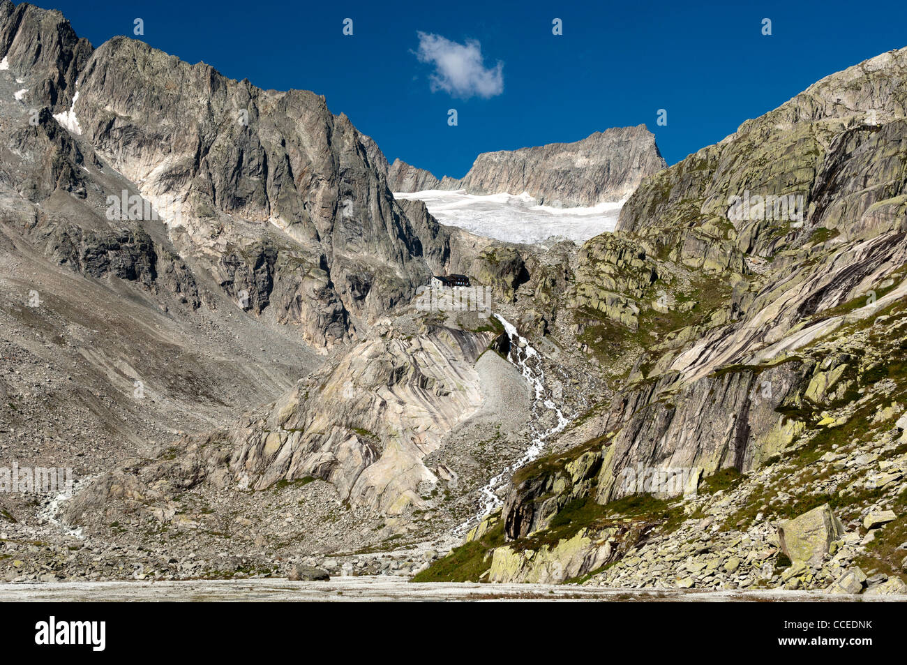 Mount Gross Diamentstock und Gletscher Baechligletscher, Berghütte Baechlitalhuette im Vordergrund, Berner Alpen, Schweiz Stockfoto