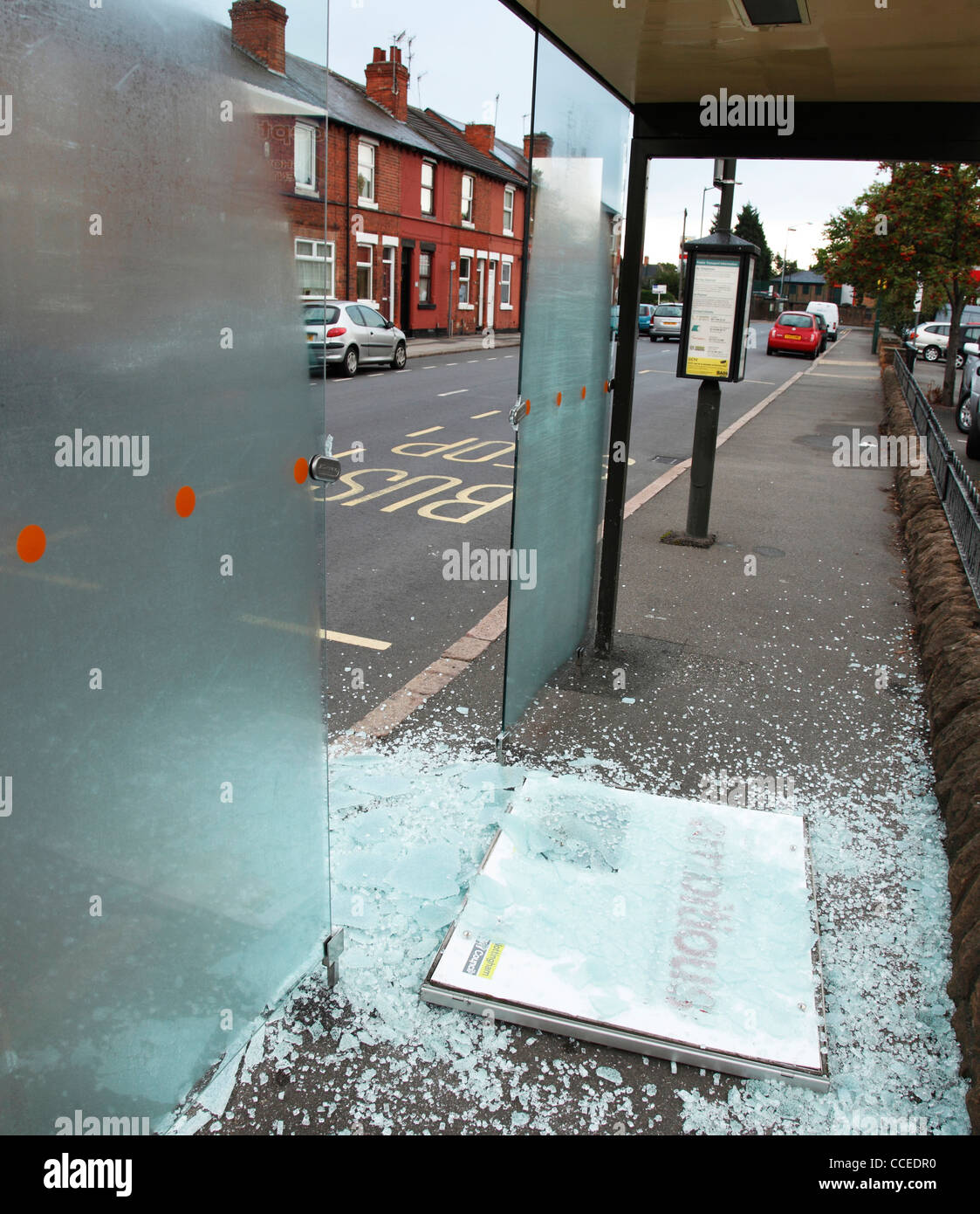 Ein geschändeter Bushäuschen in Nottingham, England, Vereinigtes Königreich Stockfoto