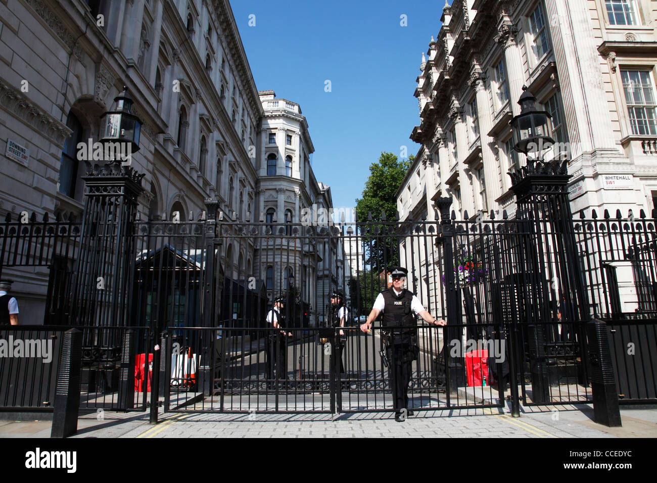 Bewaffnete Polizei Wache Eingang zur Downing Street, Westminster, London, England, Vereinigtes Königreich Stockfoto