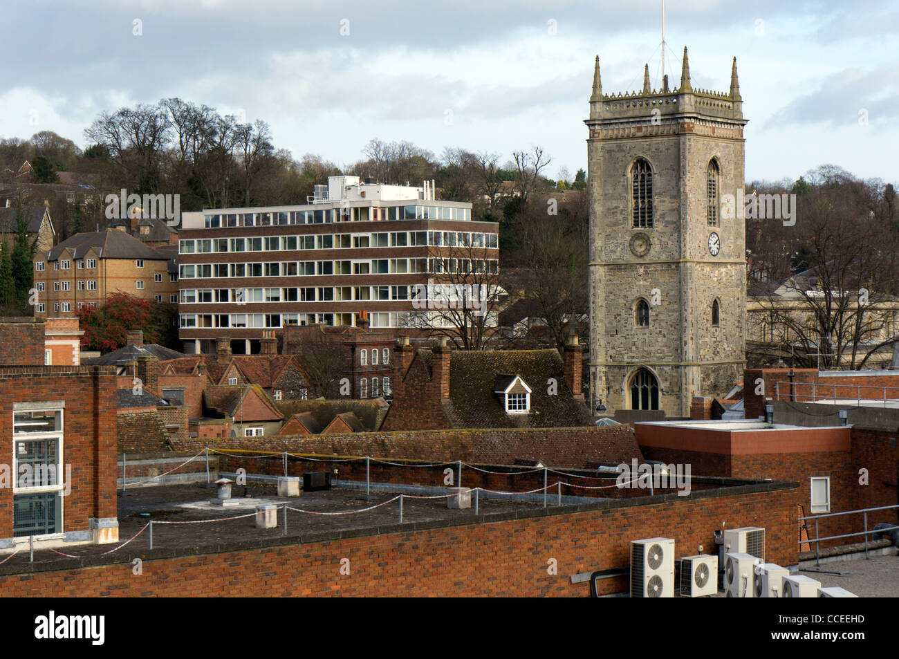 Luftaufnahme von High Wycombe Stadtzentrum mit All Saints church Turm in der Ferne. Stockfoto