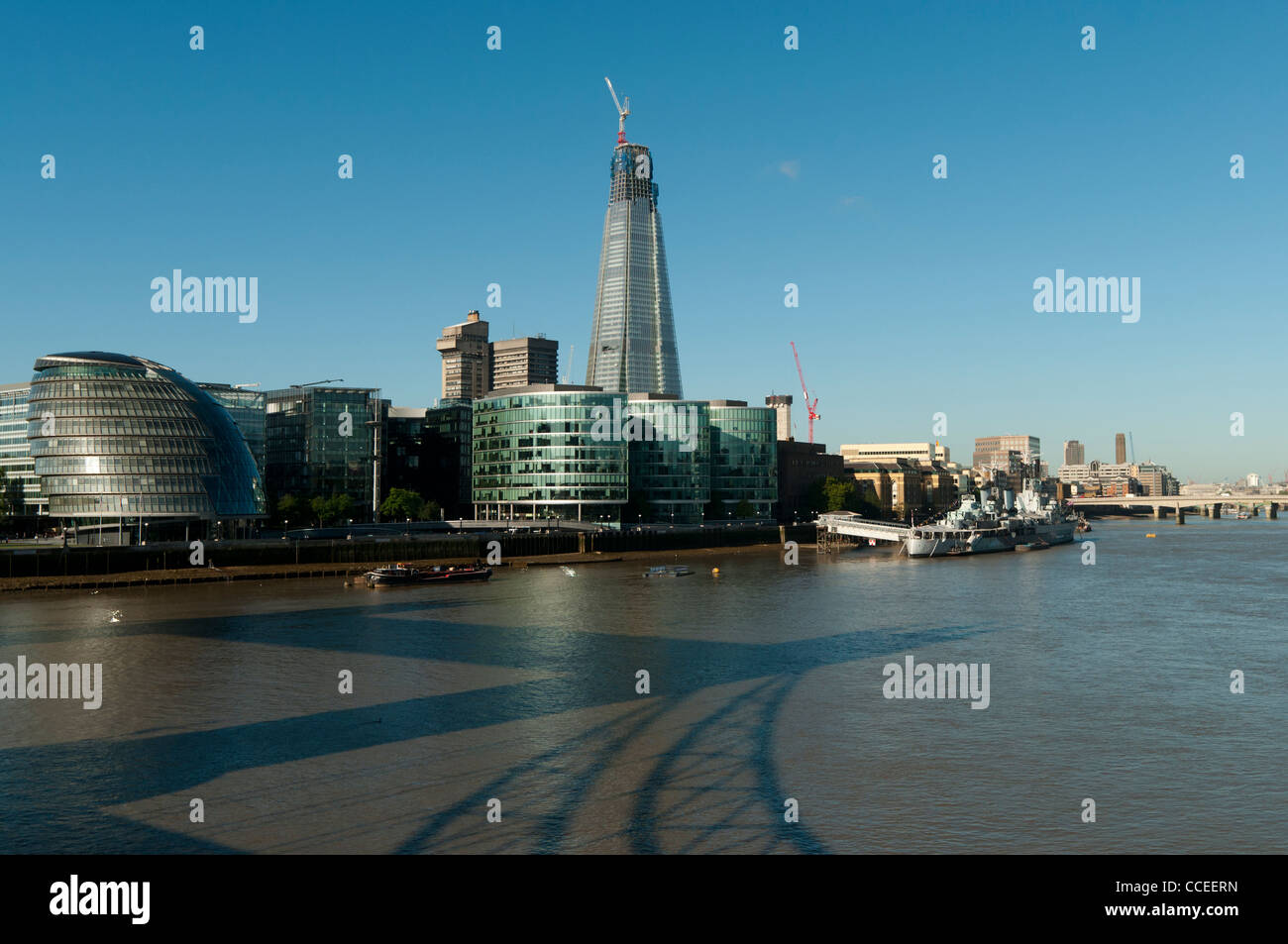 Themse-Blick von der Tower Bridge zeigt, London City Hall, die Scherbe, More London und Hms Belfast, London, UK Stockfoto