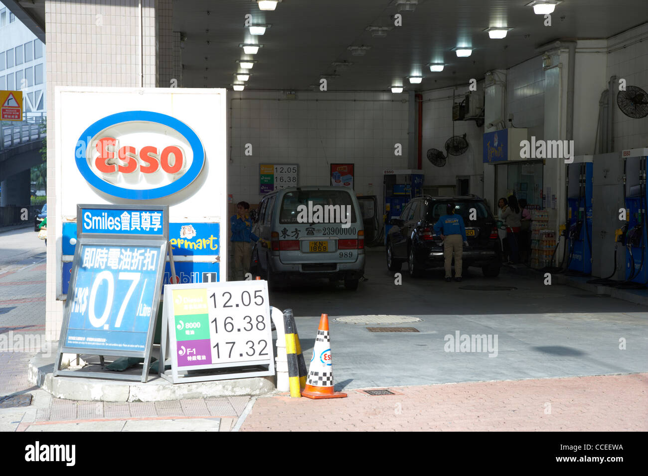 Esso-Tankstelle besuchte Erdgeschoss unter Hochhaus wan Chai Hongkong Sonderverwaltungsregion Hongkong China Asien Stockfoto