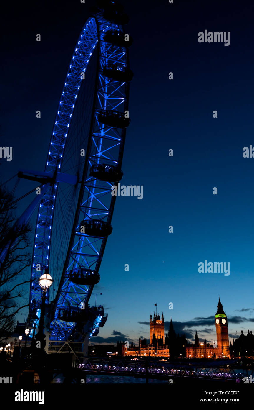 London Eye in der Nacht mit Houses of Parliament, London, England Stockfoto