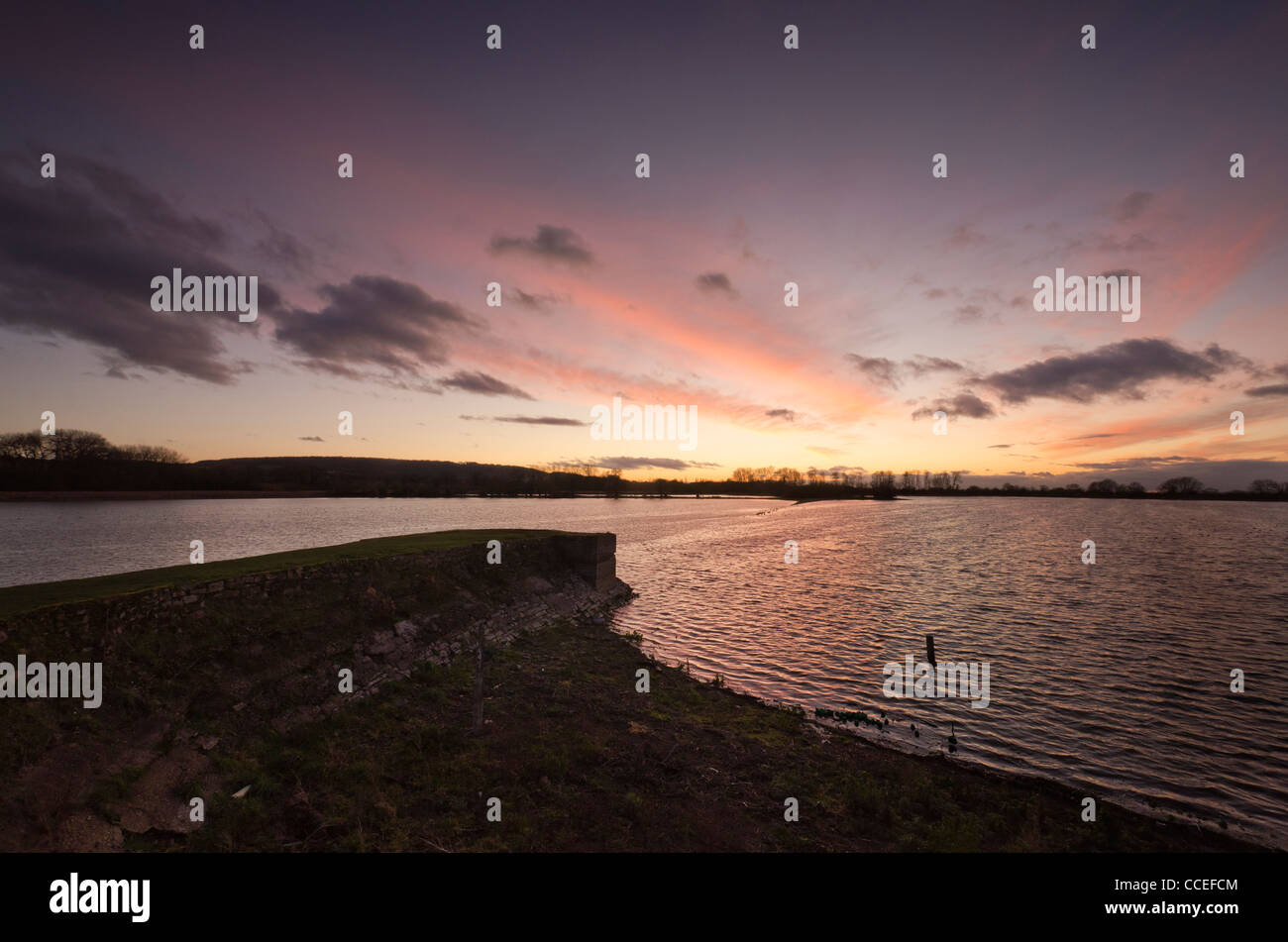 Ein Winter Landschaft Blick des Wilstone Reservoirs von Wilsons Anlegestelle bei Sonnenuntergang. Stockfoto