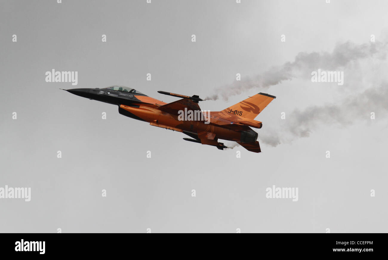 Niederländische f-16 Fighting Falcon Kampfjet fliegen beim RIAT 2011 Stockfoto