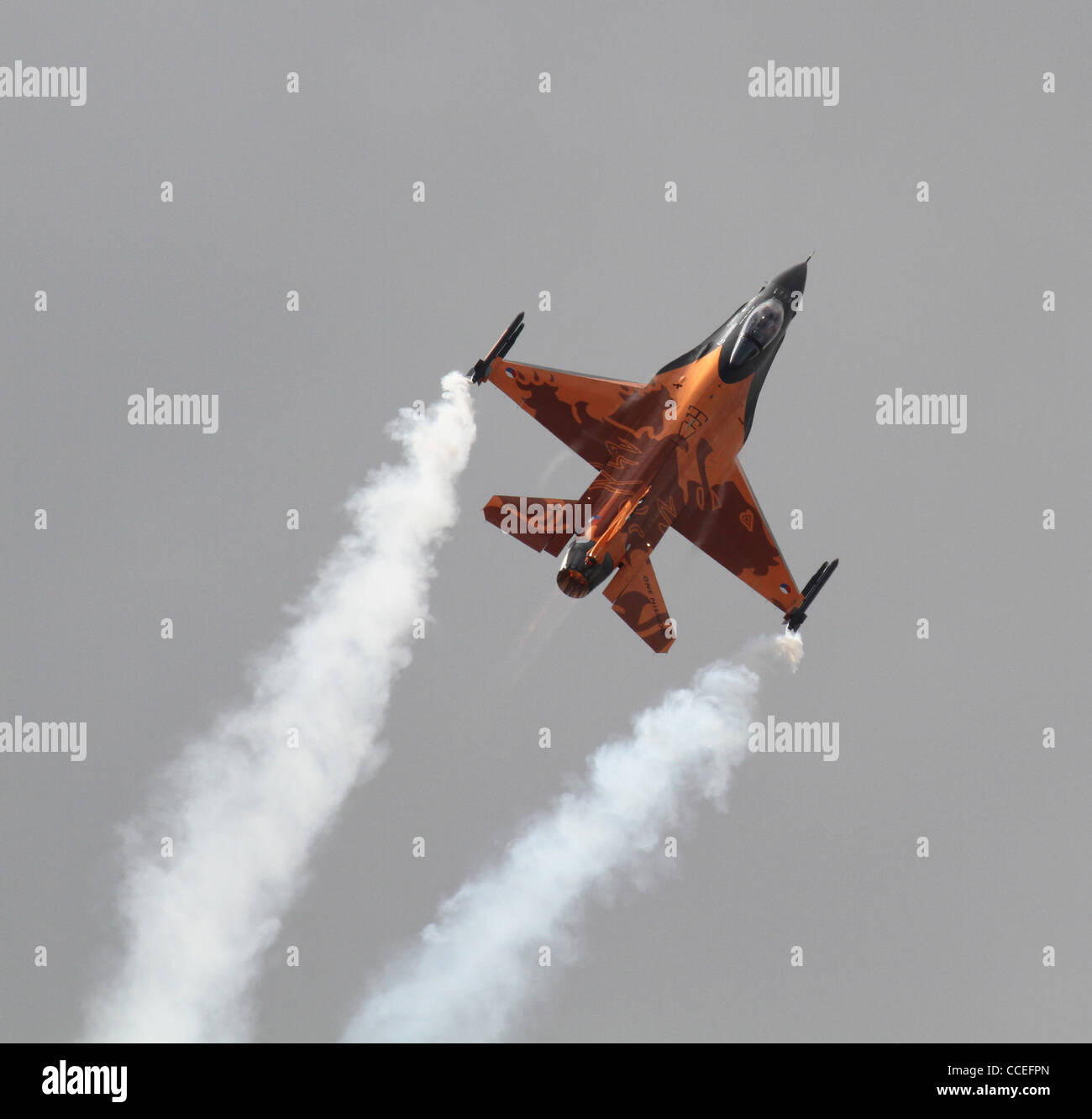 Niederländische f-16 Fighting Falcon Kampfjet fliegen beim RIAT 2011 Stockfoto