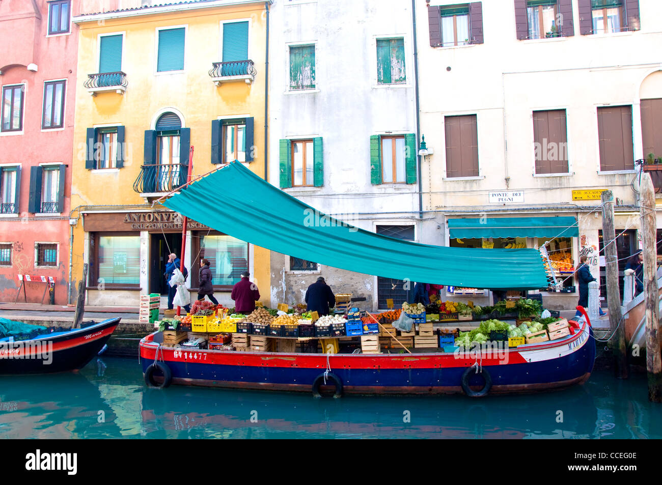 Schwimmende Obst- und Gemüsemarkt, Venedig, Italien Stockfoto