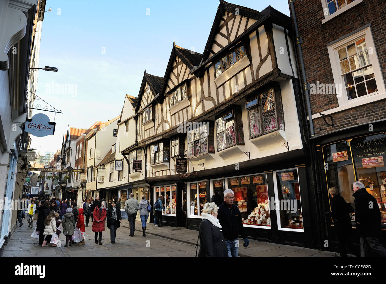 Stonegate beschäftigt mit Samstag Shopper York England uk Stockfoto