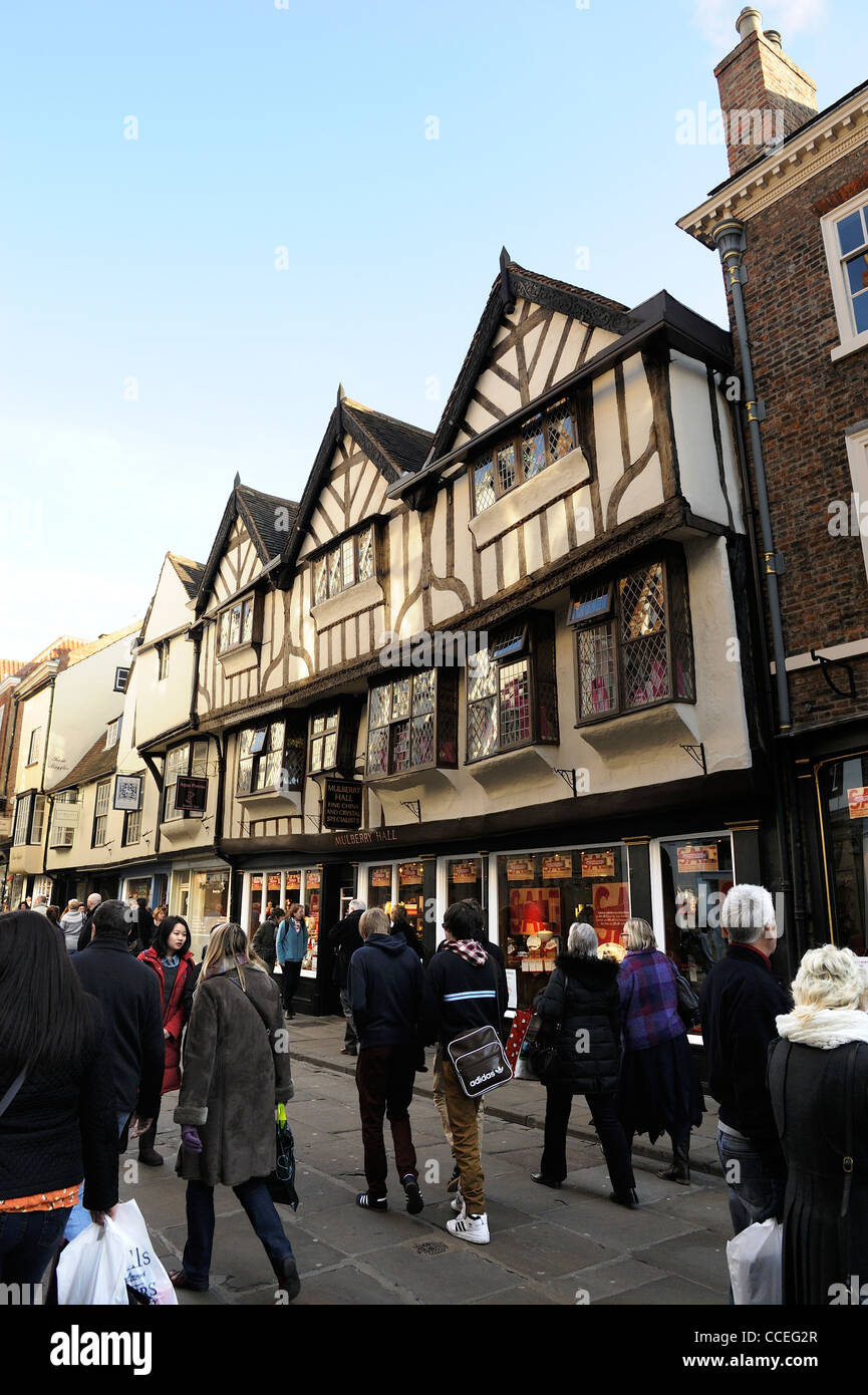 Stonegate beschäftigt mit Samstag Shopper York England uk Stockfoto