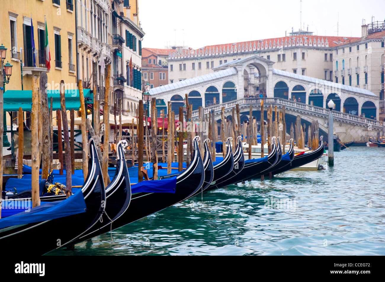 Gondeln und die Rialto-Brücke, Venedig, Italien Stockfoto