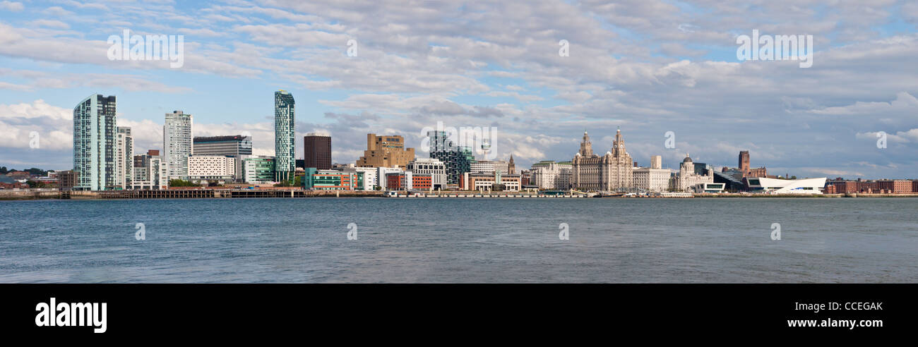 Panorama-Aufnahme von Liverpool Skyline über den Fluss Mersey genommen. Merseyside, England. Stockfoto