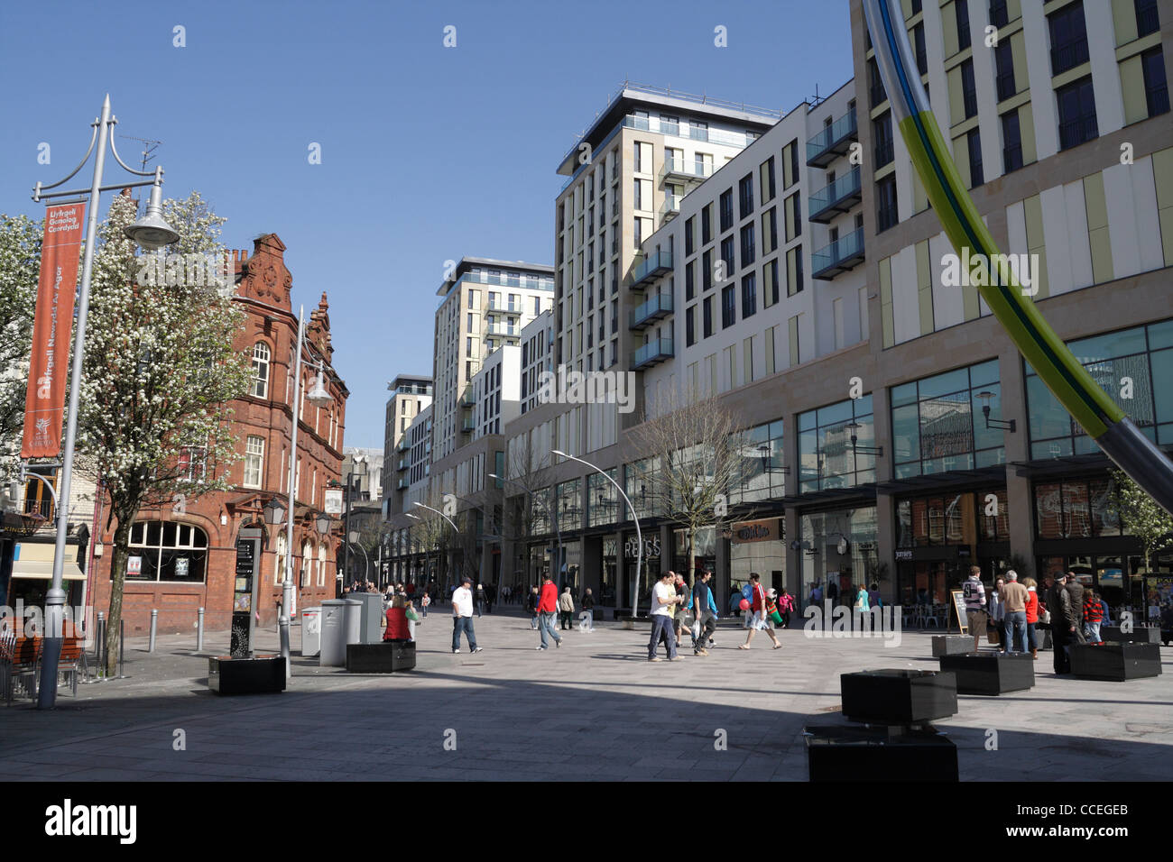 Das Einkaufsviertel Hayes, mit dem Wohnkomplex St Davids 2, dem Stadtzentrum von Cardiff, Wales, einer verkehrsfreien Fußgängerzone in Großbritannien Stockfoto