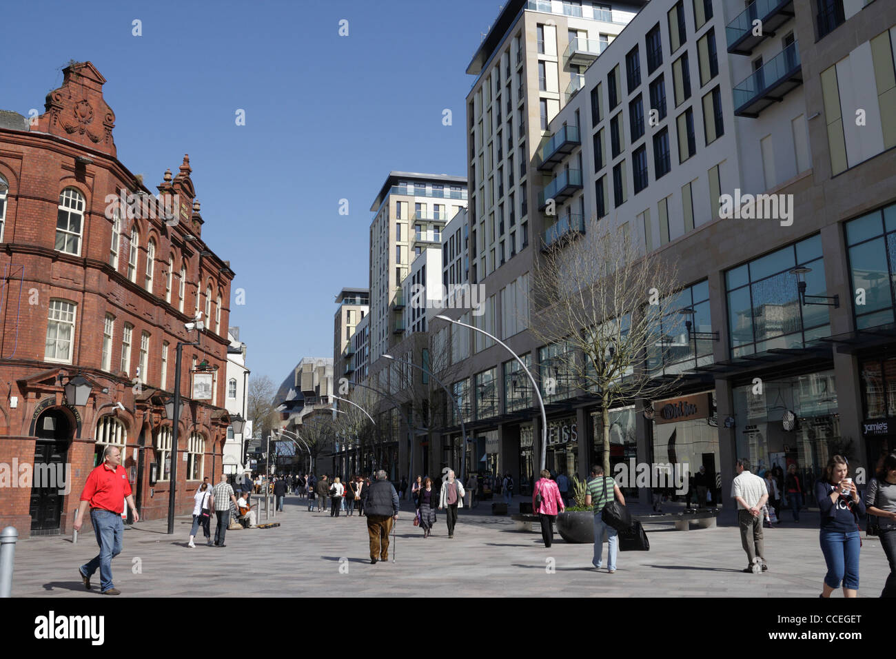 Das Einkaufsviertel Hayes, mit dem Wohnkomplex St David's 2, dem Stadtzentrum von Cardiff, Wales UK, verkehrsfreie Fußgängerzone Stockfoto