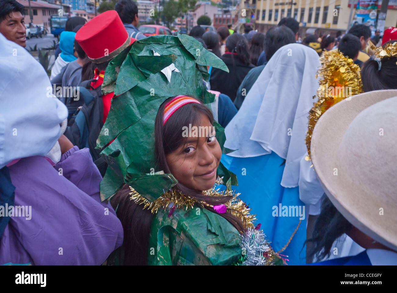 Ein 12-13 jährige hispanischen Mädchen gekleidet in einem grünen Baum Kostüm geht in die Kinder Christmas Parade, Quito, Ecuador. Stockfoto