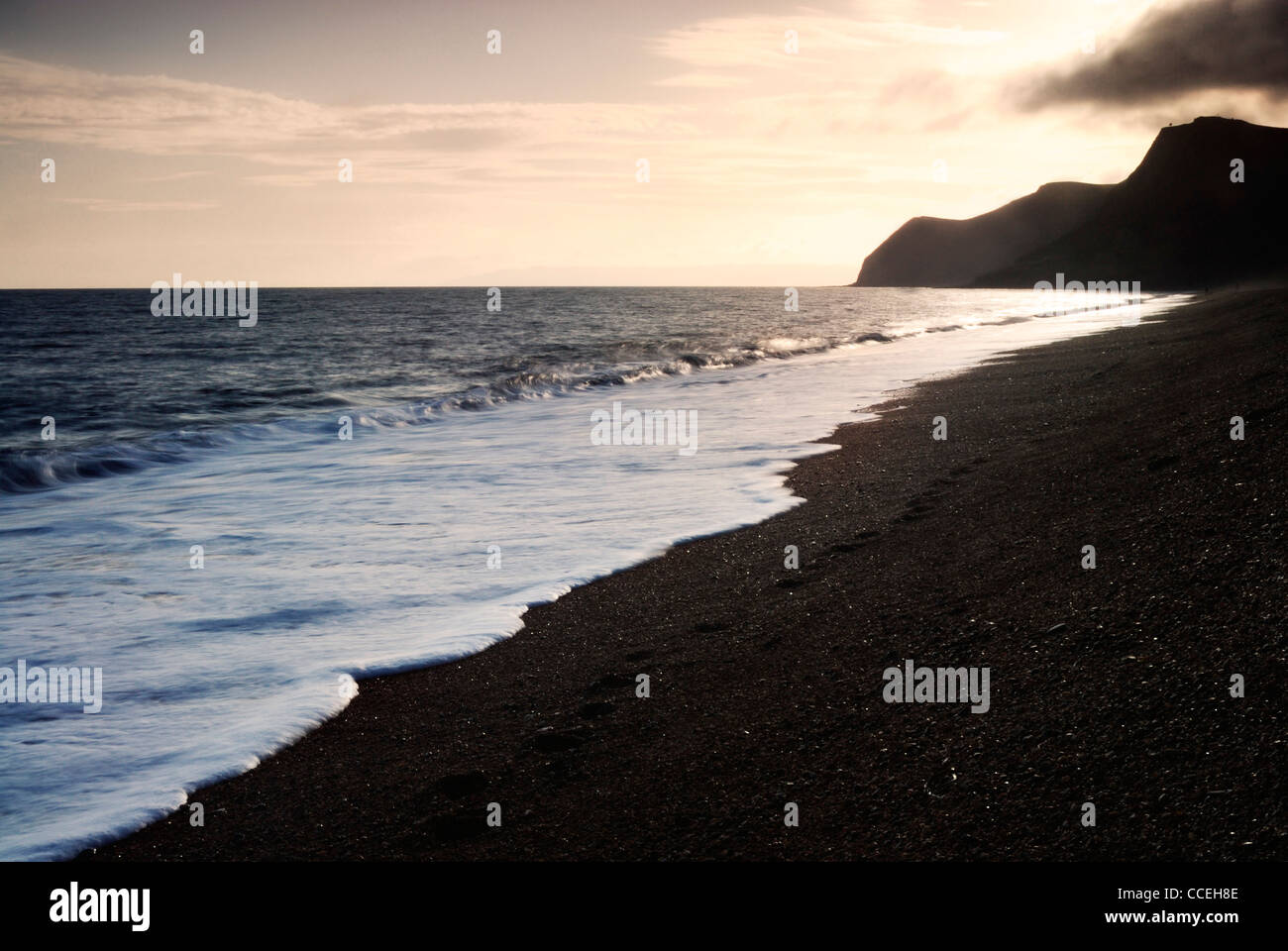 Strand in der Abenddämmerung bei Eype, Dorset Küste, England, UK Stockfoto