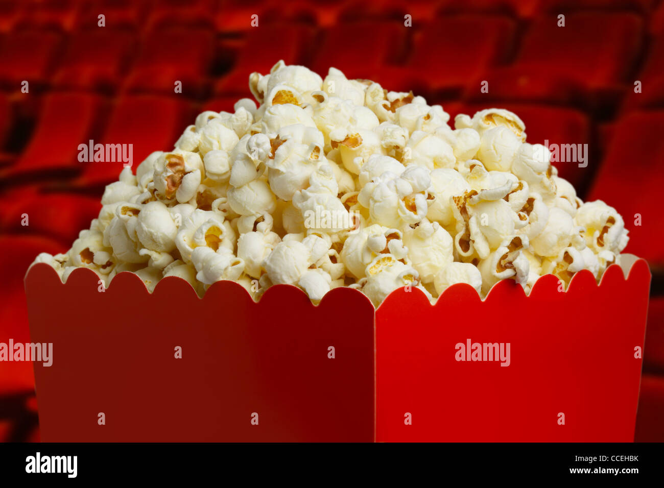 Schachtel mit Popcorn und einige Sitze im Hintergrund Stockfoto
