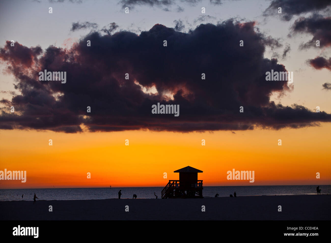 Sonnenuntergang Silhouetten Rettungsschwimmer Station am berühmten weißen Pulver Sand Siesta Key Beach, Sarasota Florida Stockfoto