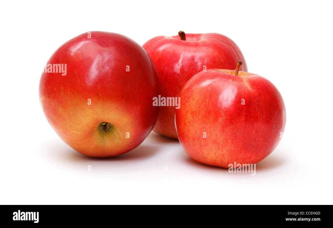 frische rote Äpfel, die isoliert auf weißem Hintergrund Stockfoto