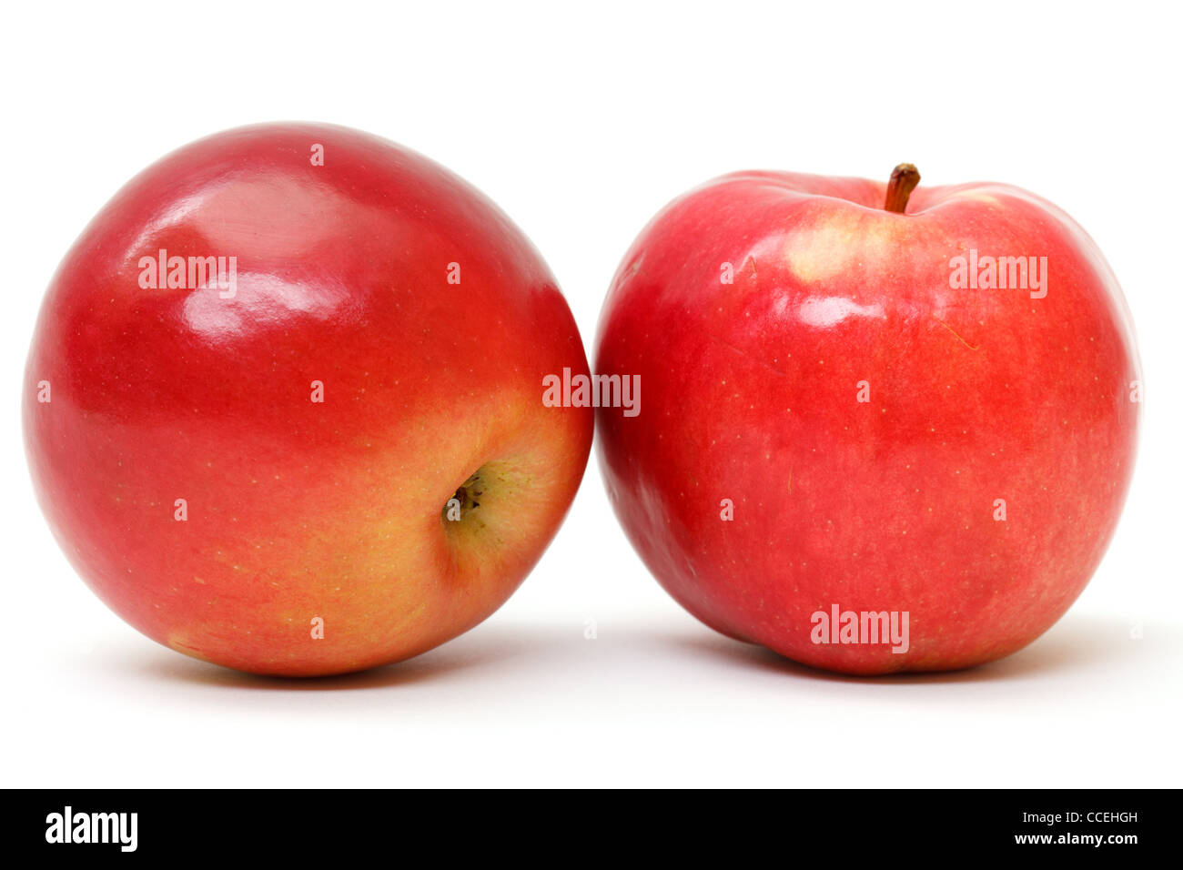 frische rote Äpfel, die isoliert auf weißem Hintergrund Stockfoto