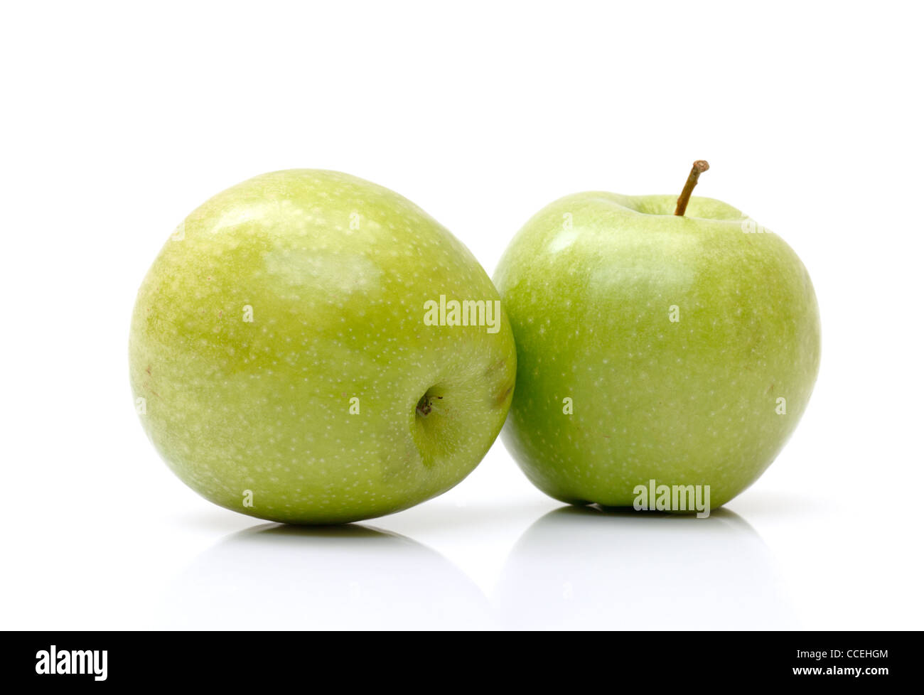 frische grüne Äpfel isoliert auf weißem Hintergrund Stockfoto