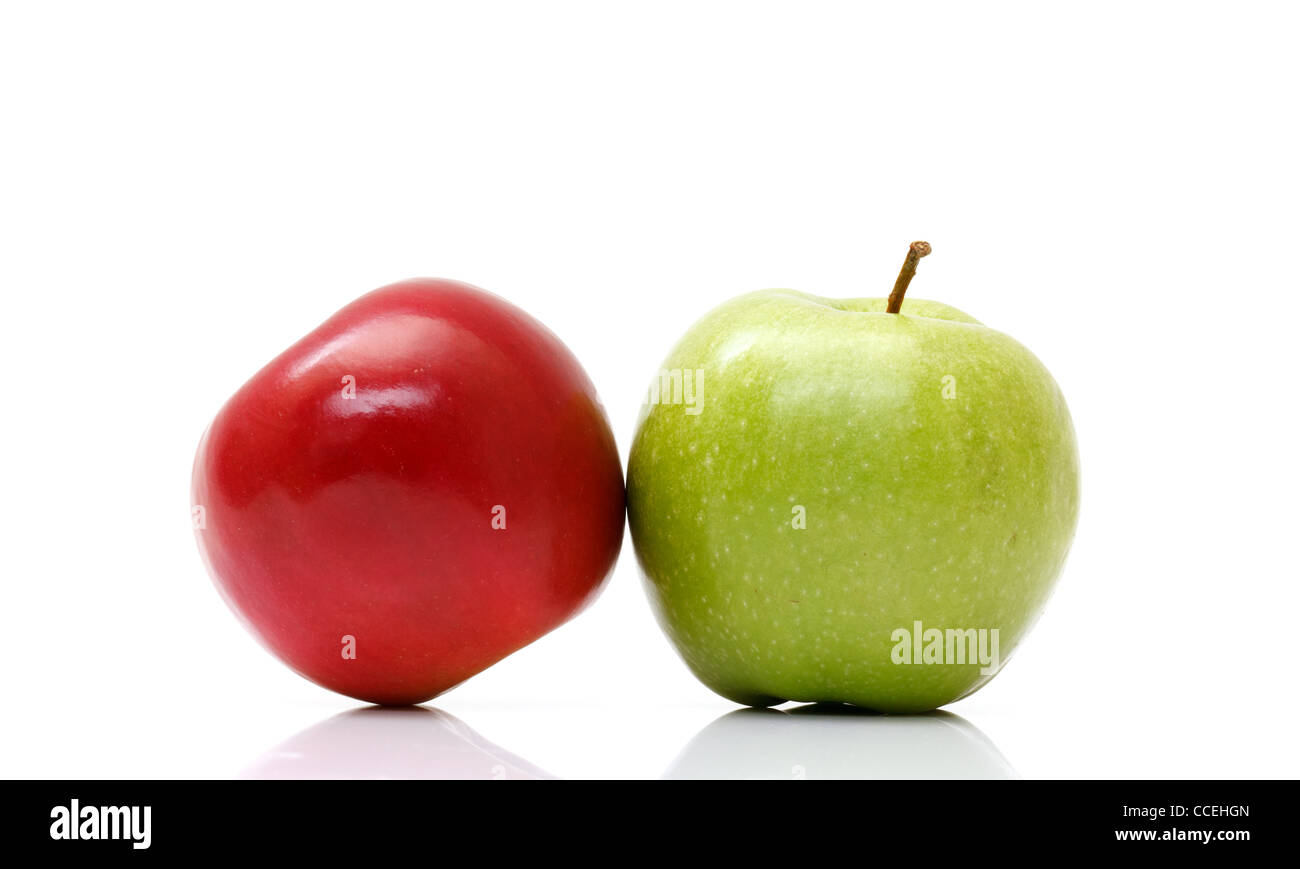 Frische Äpfel isoliert auf weißem Hintergrund Stockfoto