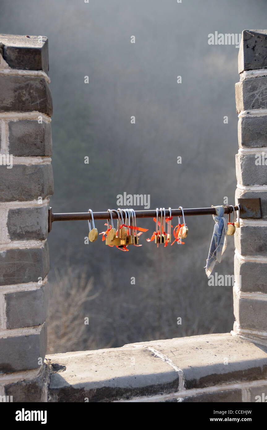 Vorhängeschloss Zeichen der Liebe auf der chinesischen Mauer Stockfoto