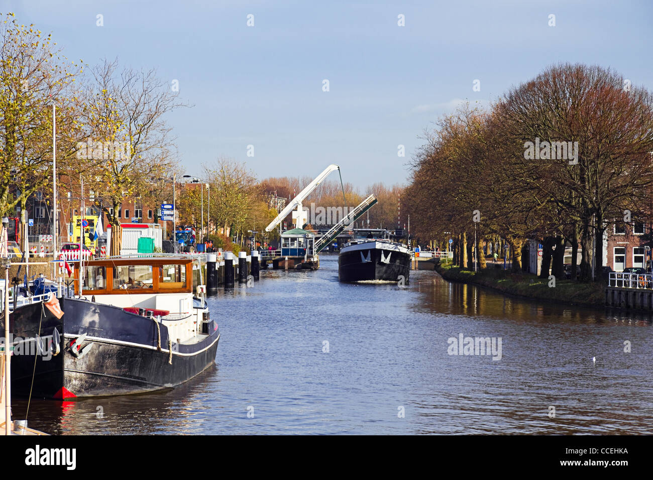 Kanal mit Schiffe heben Brücke in den Niederlanden an sonnigen Tag im Herbst Stockfoto