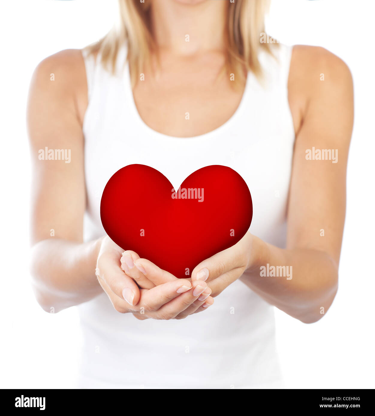 Gesunde Frau mit Herz in Händen, weiblichen Körper isoliert auf weißem Hintergrund, Konzeptbild des Gesundheitswesen und der Liebe Stockfoto