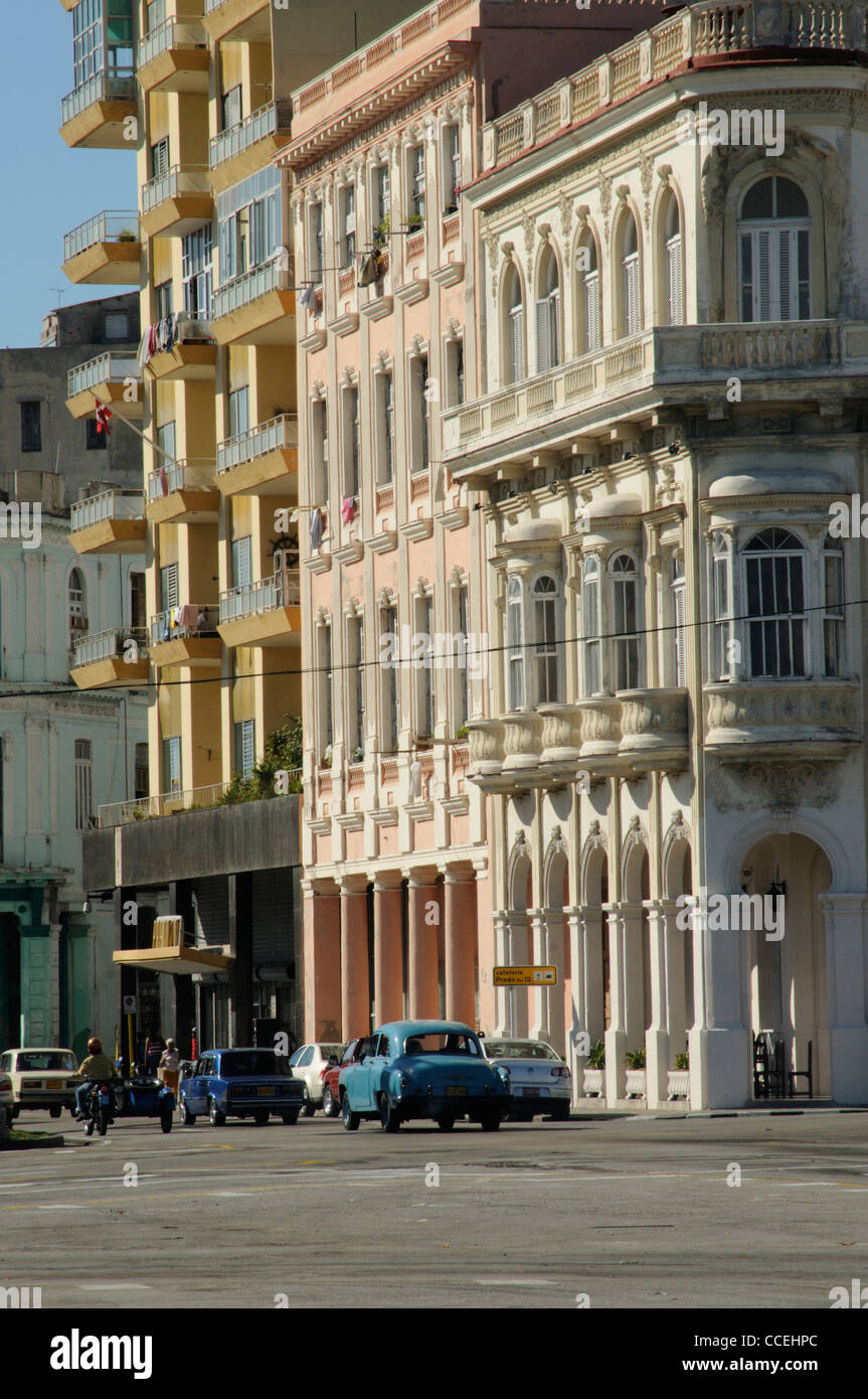 Alte Autos und koloniale Architektur Fassade im Boulevard Paseo de Prado, Havanna, Kuba Stockfoto