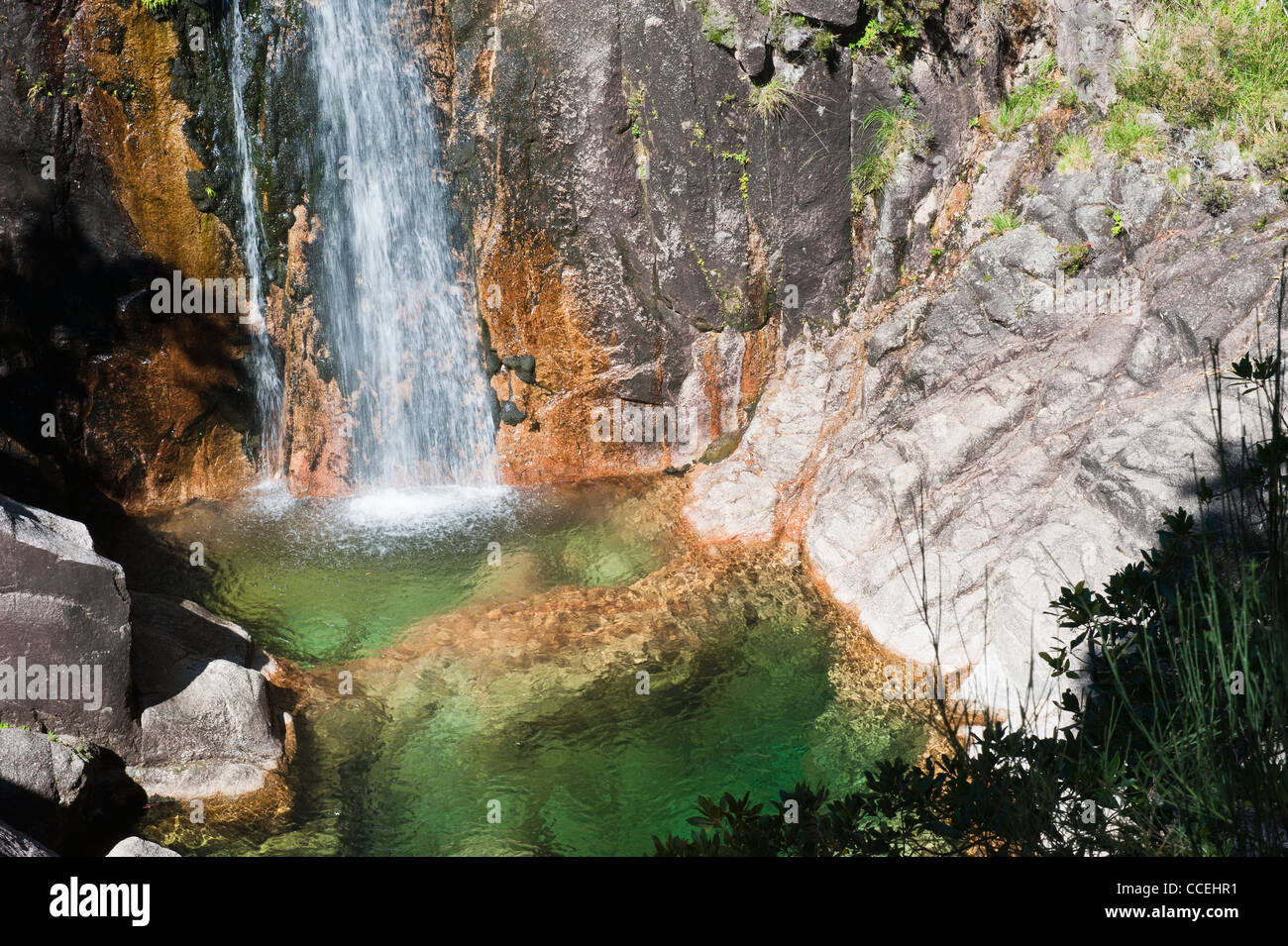 Arado-Wasserfall und Pool, Peneda Geres Nationalpark, Portugal Stockfoto