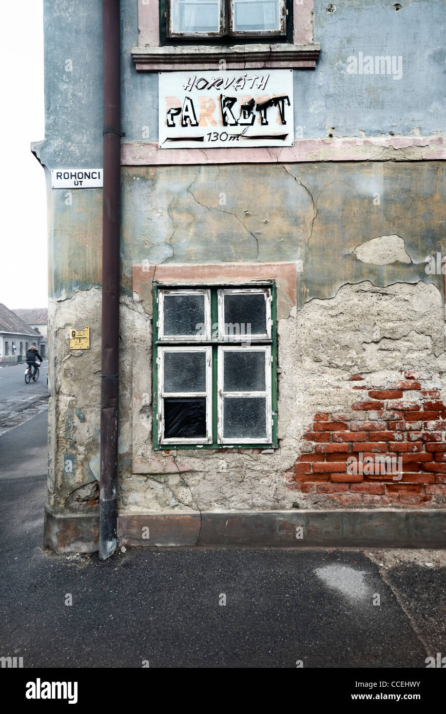 Straßenecke und Radfahrer, Ungarn Stockfoto
